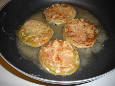 Green tomatoes in the pan
